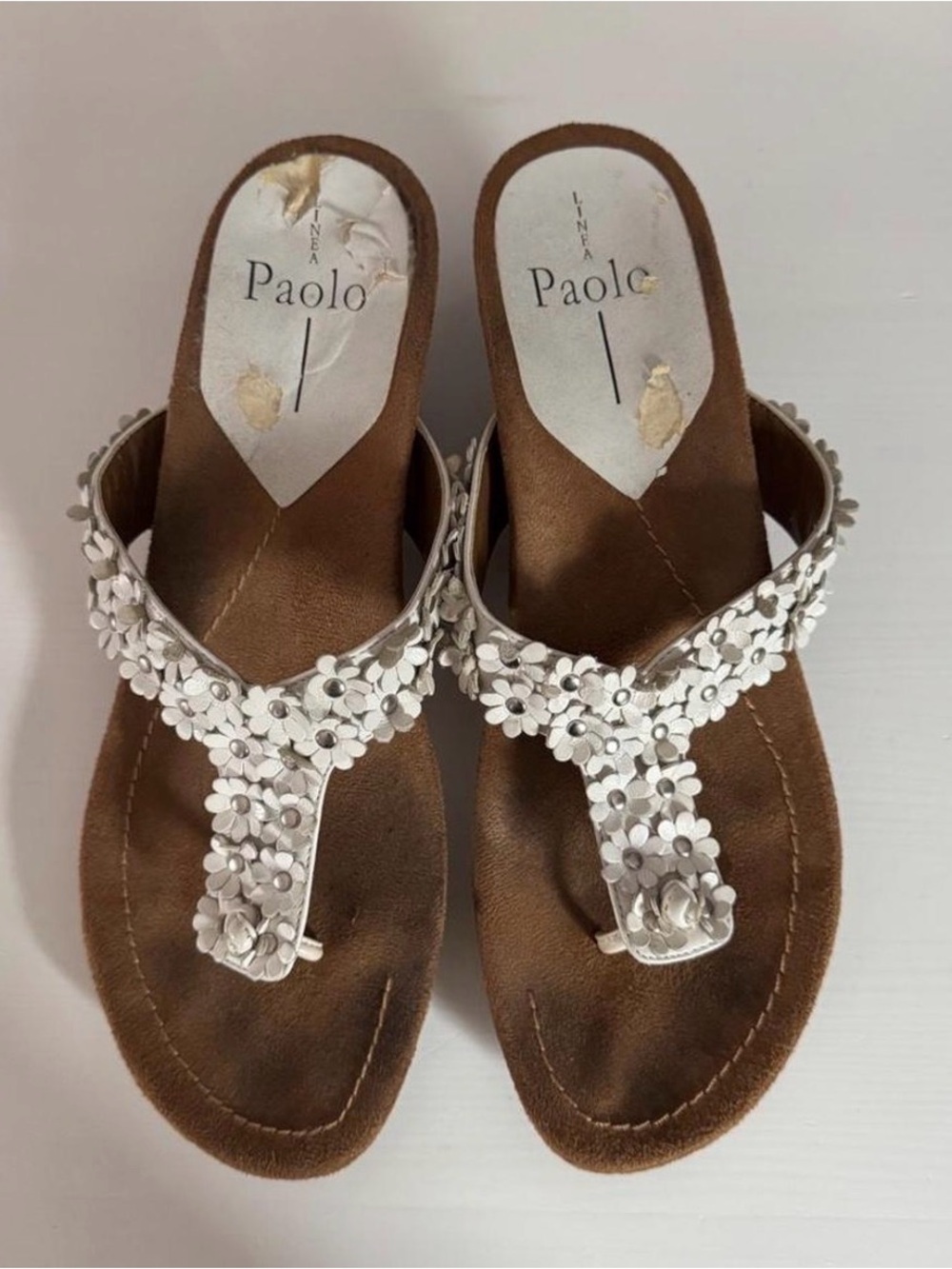 Linea Paolo Cute White Wedge Sandals w/ Flowers 7.5